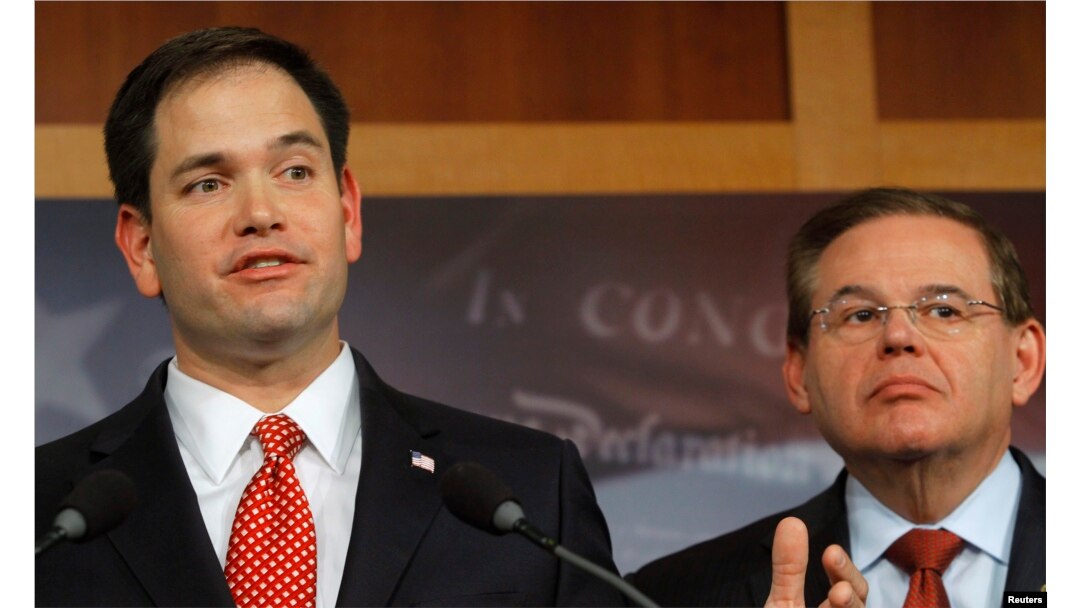 Marco Rubio (i) y Bob Menendez prometen una fuerte batalla en la confirmación de un embajador para Cuba.