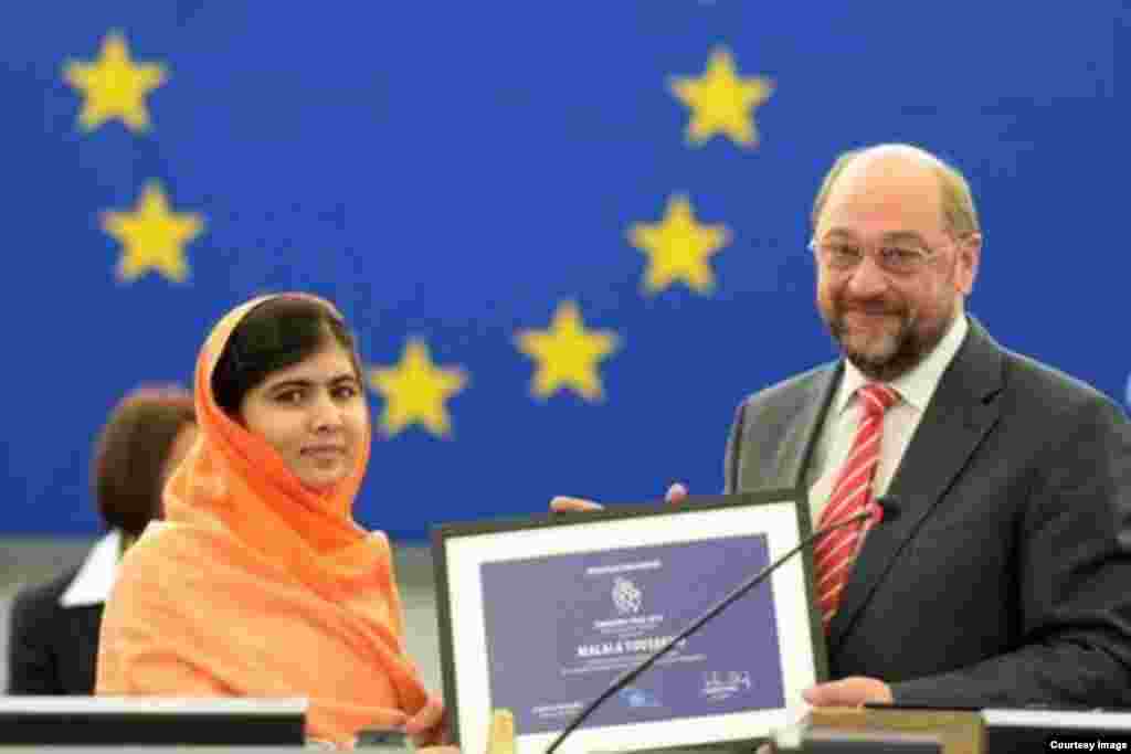 La activista paquistaní Malala Yousafzai, defensora de la educación de las niñas, ha sido galardonada con el premio Sájarov 2013 a la libertad de conciencia.