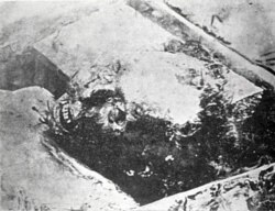 Grabado del cadáver de José Martí al inhumar sus restos en el Cementerio General de Santiago de Cuba, 1895.