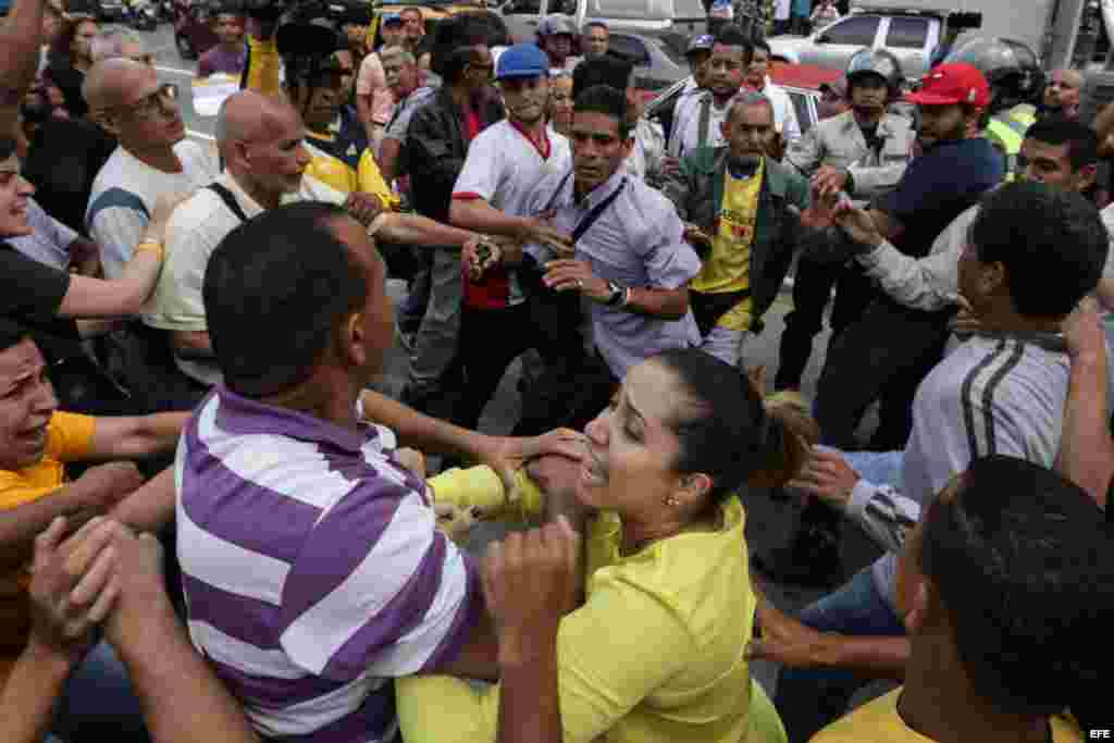 Opositores al Gobierno de Nicolás Maduro se manifiestan en rechazo a la decisión del Tribunal Supremo de asumir las competencias del Parlamento, hoy, viernes 31 de marzo de 2017, en Caracas (Venezuela). El Tribunal Supremo de Justicia (TSJ) de Venezuela d
