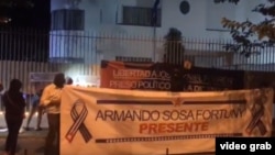 Los manifestantes portaban carteles reclamando libertad para el líder de UNPACU José Daniel Ferrer y en memoria de Armando Sosa Fortuny.