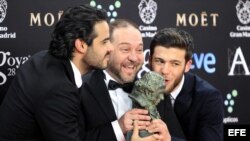 El actor y director venezolano Miguel Ferrari (c) tras recibir el Goya a la "Mejor película iberoamericana".