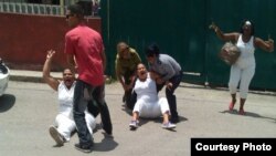 Cada domingo, las autoridades arrestan a las Damas de Blanco cuando intentan salir a manifestarse. (Archivo)