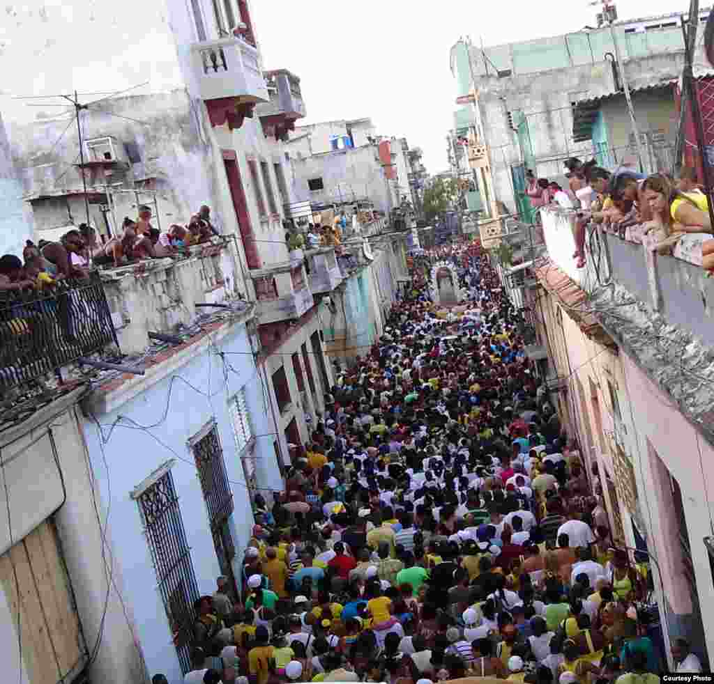 Procesión por la calle Campanario, en La Habana.