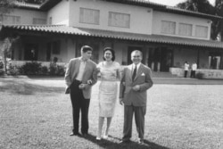 El dictador Fulgencio Batista, en unión de su esposa y su primogénito en la finca Kukine. Foto de 1958.