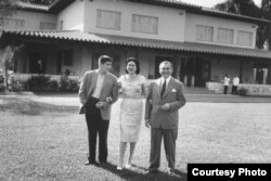 El dictador Fulgencio Batista, en unión de su esposa y su primogénito en la finca Kukine. Foto de 1958.
