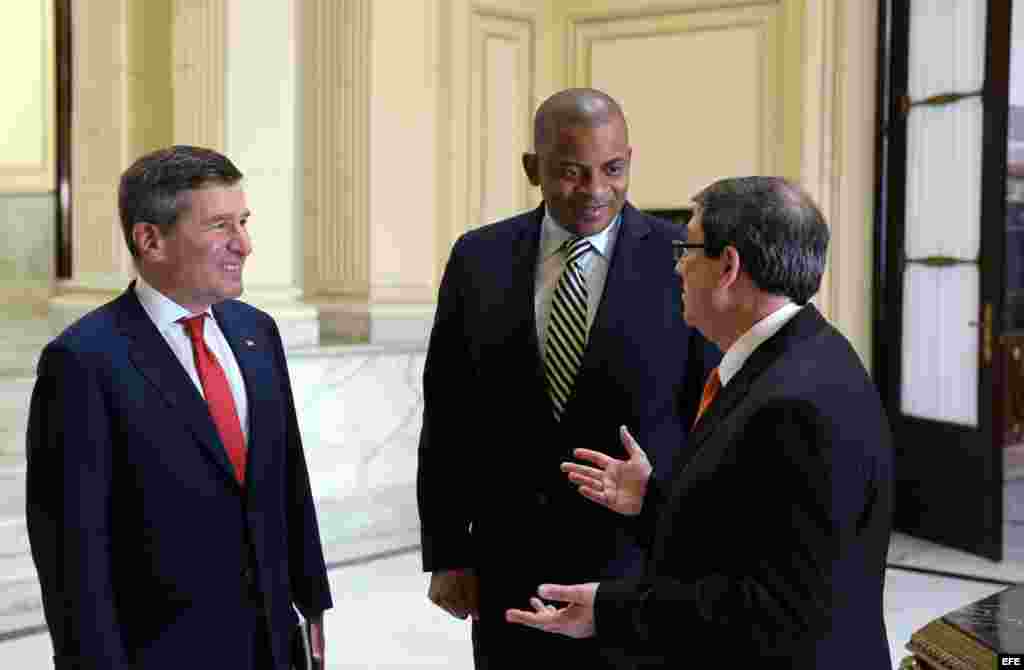 Encuentro en La Habana entre Bruno Rodríguez (d), el secretario estadounidense de Transporte, Anthony R. Foxx (i) y el secretario adjunto para Asuntos Económicos y Negocios del Departamento de Estado de Estados Unidos, Charles H. Rivkin.
