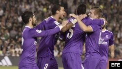 Los jugadores del Real Madrid celebran el primer gol del equipo madridista.
