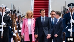 El presidente francés, Emmanuel Macron (c-d), y su mujer, Brigitte Macron (c-i), llegan a la base aérea Andrews in Washington D.C.