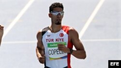 Yasmani Copello (d) de Turquía participan en la categoría 400 m vallas en los Juegos Olímpicos Río 2016
