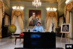 Maduro posa en su despacho de Miraflores.