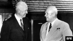 Dwight Eisenhower (i) y el primer ministro ruso, Nikita Kruschev.