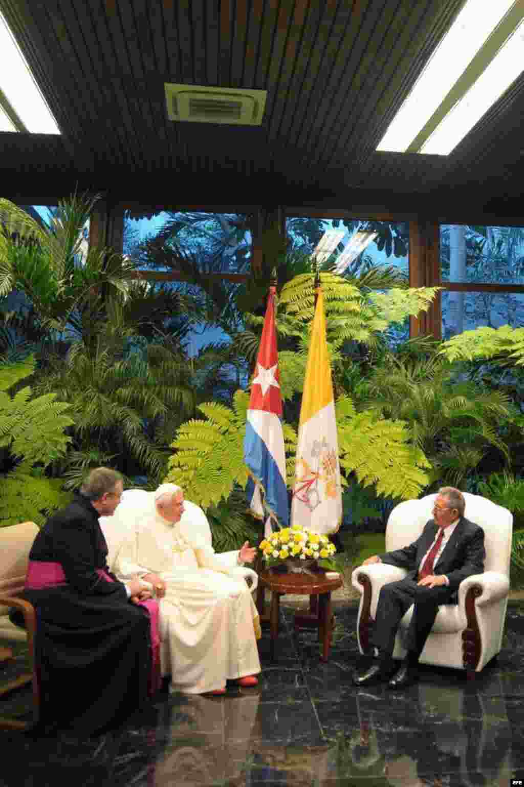 El papa Benedicto XVI en su encuentro con Raúl Castro en Palacio de la Revolución, La Habana, Cuba.