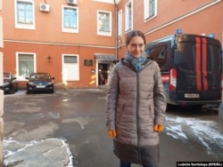 Svetlana a la salida del Comité de Investigación (2020)
