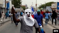 Personas participan de la marcha organizada por la oposición contra las elecciones en Puerto Príncipe, Haití.