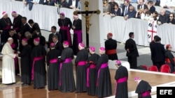 El papa Francisco saluda a cardenales y obispos.