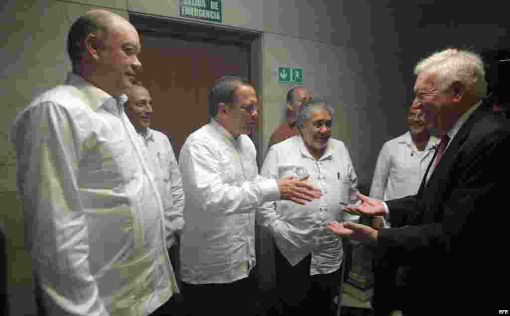 El ministro español de Asuntos Exteriores, José Manuel García-Margallo (d), saluda al canciller de Ecuador, Ricardo Patiño (c), junto al ministro de Comercio Exterior de Cuba, Rodrigo Marmierca (i).