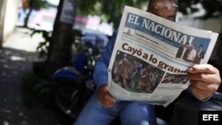 Un hombre lee el periódico El Nacional en Caracas (Venezuela).