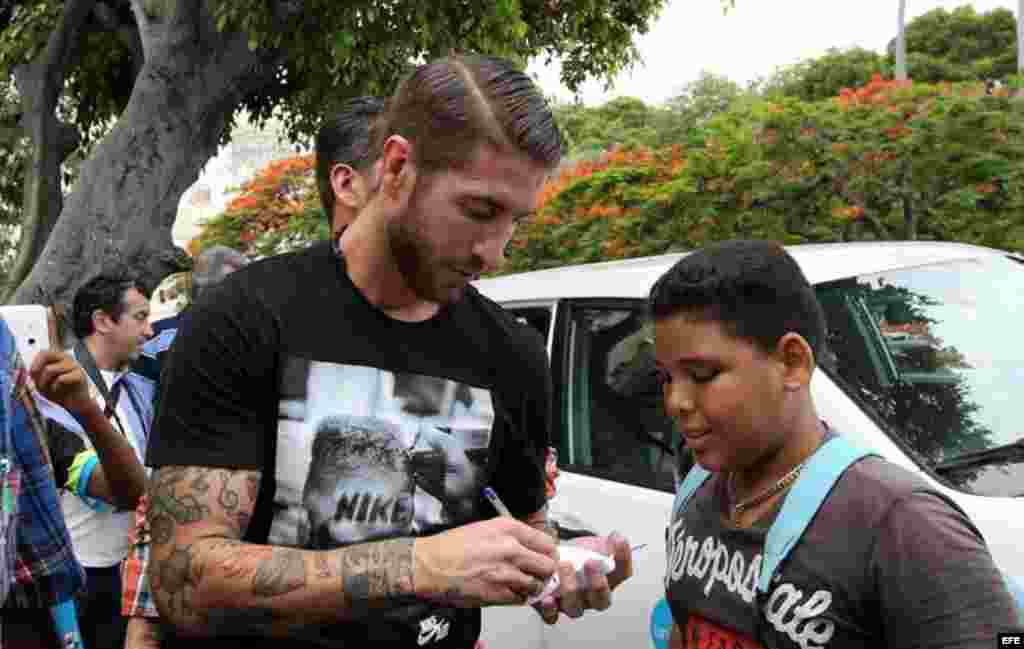 Este niño cubano jamás olvidará que el futbolista del Real Madrid Sergio Ramos le firmó un autógrafo.&nbsp;