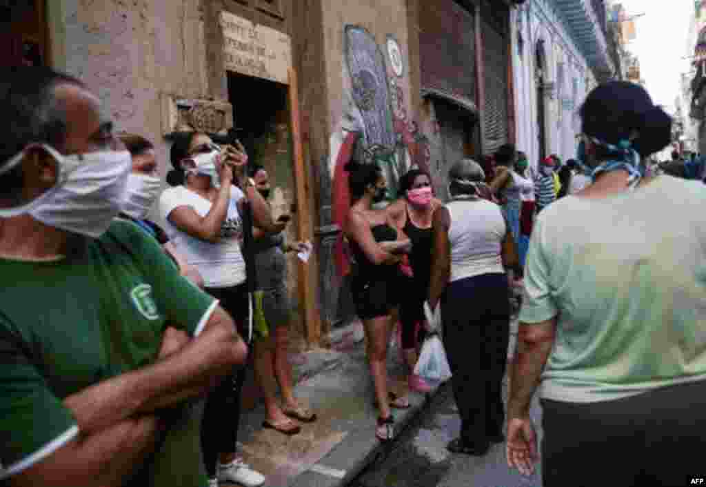 Una cola para comprar alimentos en La Habana durante la pandemia. YAMIL LAGE / AFP
