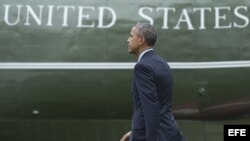 El presidente estadounidense Barack Obama se dirige al Marine One para partir a Jamaica. 