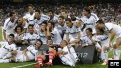Los jugadores del Real Madrid celebran la consecución del título de la Supercopa de España, tras derrotar al F.C. Barcelona por 2-1 en el estadio Santiago Bernabéu. 