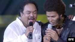  Los cantantes cubanos Francisco Céspedes (i) y Amaury Gutiérrez cantaron por primera vez juntos en el Festival Internacional "Acafest 2003" que se desarrolló en el puerto de Acapulco, México.