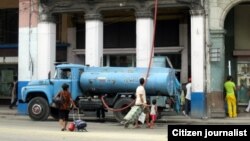 Reporta Cuba. Pipas para llevar agua a vecinos en la Habana Vieja. Foto: Mairo Hechavarría.