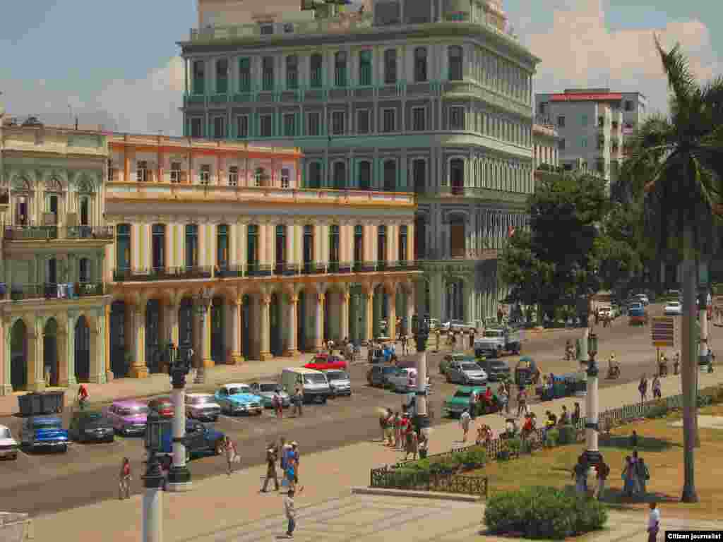 Imagen del Hotel Saratoga (derecha) en la Habana.