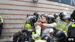 El opositor Sergio Contreras es detenido por la Policía Nacional Bolivariana.