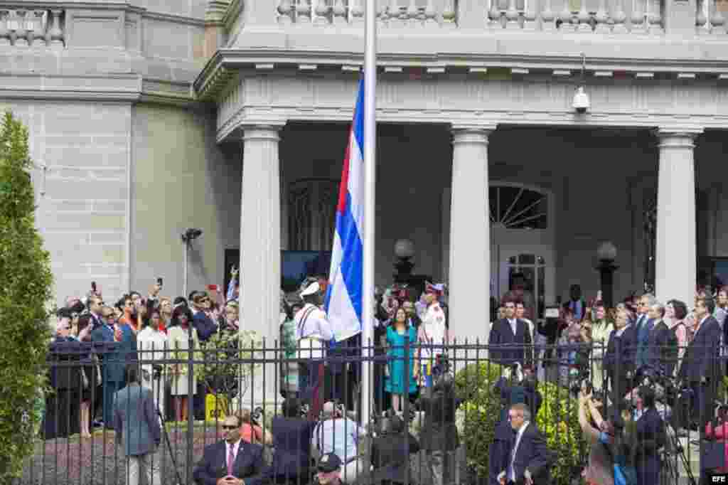Vista de la bandera cubana izada en la que será la embajada del país en Washington,