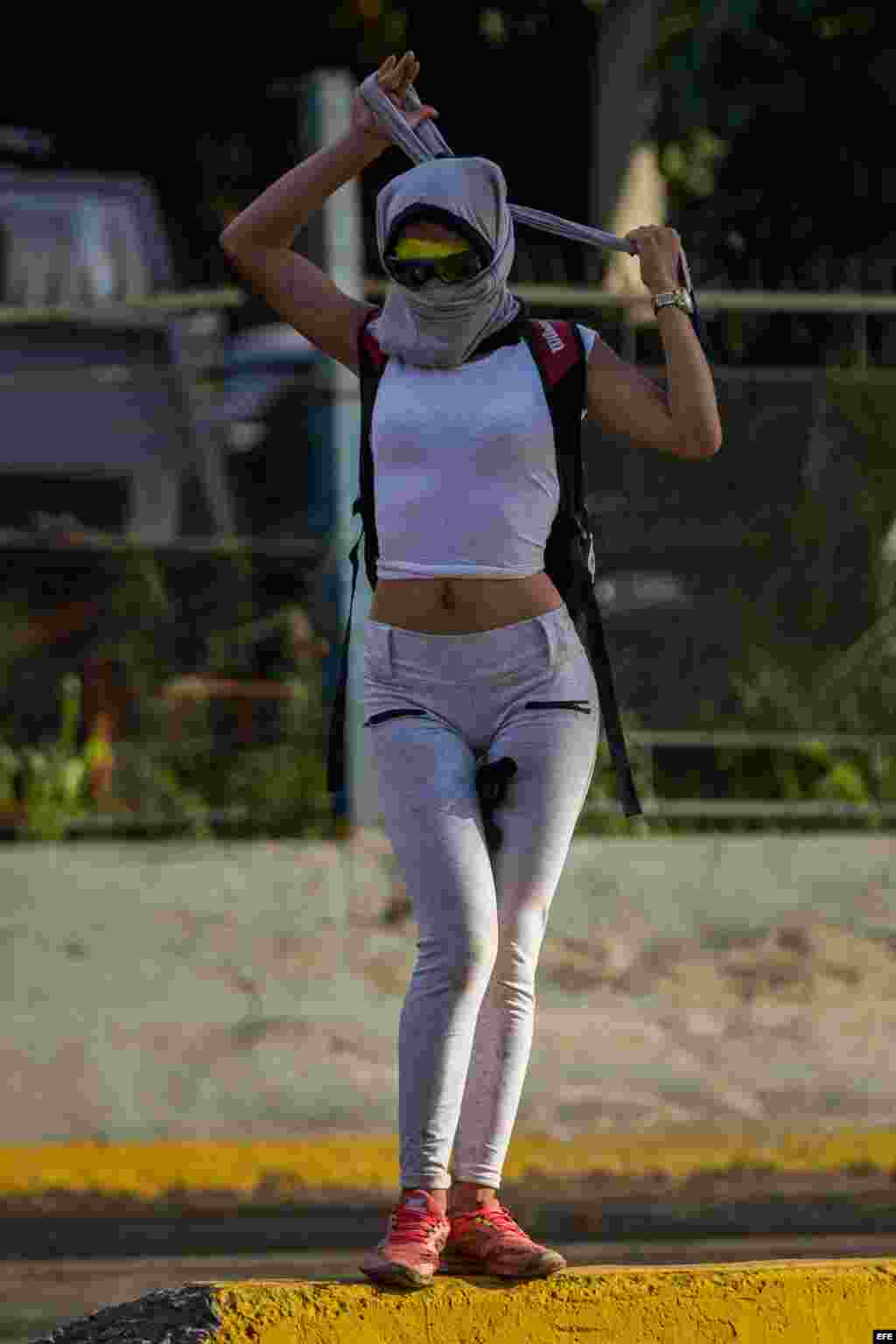 Una mujer participa en una manifestación contra el Gobierno venezolano hoy, lunes 24 de abril de 2017, en Caracas (Venezuela). Centenares de venezolanos en varias ciudades del país comenzaron a concentrarse para la protesta convocada por la oposición deno