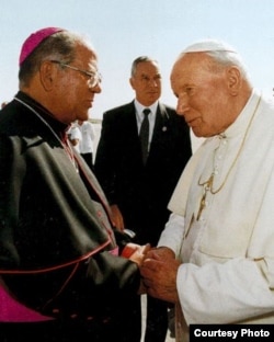 Pedro Meurice, arzobispo de Santiago de Cuba y el papa Juan Pablo II (i-d).