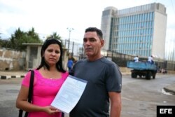 Los cubanos que esperan poder reunirse con su familia en EEUU