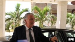 El embajador de la Unión Europea en Cuba, Hernán Portocarero, llega hoy, martes 29 de abril de 2014, a la sede del Ministerio de Relaciones Exteriores, en La Habana (Cuba). 