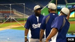 Puig y otros jugadores Dodgers en Miami.