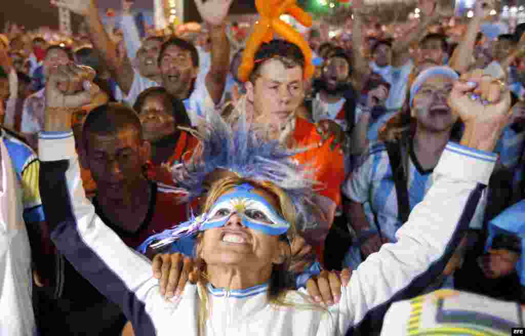 Fanático argentino celebra el pase a la final del equipo albiceleste
