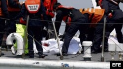 Guardia costera de Corea del Sur recuperando los cuerpos de las víctimas