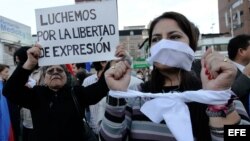ARCHIVO. Manifestantes se concentran para protestar pacíficamente por la libertad de expresión en Ecuador.