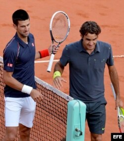 (i-e) Djokovic y Federer en el Roland Garros 2012.