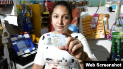 La cubana Aniliuvis Rondón trabaja como cajera en un supermercado en Santa Rosa. tomado de El País