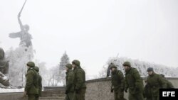 Policías patrullan la estatura de la Madre Patria en Volgogrado. 