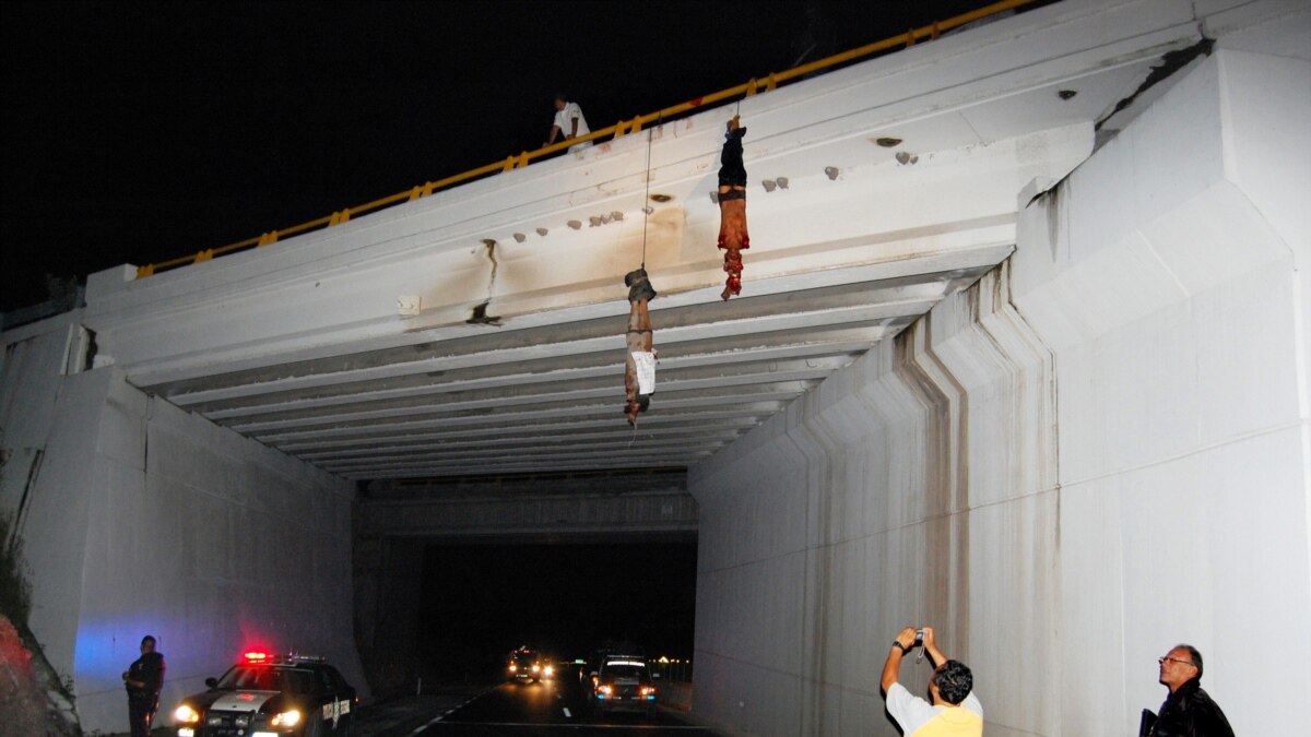 Nueve colgados en puente de México Nueve colgados en puente de México