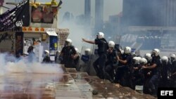Policías antidisturbios entran en el parque Gezi durante los disturbios con manifestantes en la Plaza Taksim en Estambul (Turquía) hoy, martes 11 de junio de 2013. 