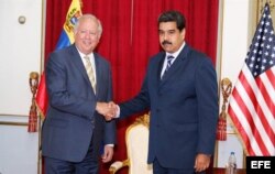 Thomas Shannon y Nicolás Maduro reunidos en Miraflores, Caracas.