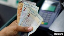  Venezuela devaluó el bolívar a 6.3 de 4.3 por cada dólar.