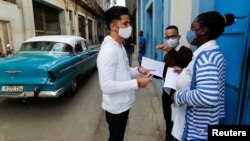Estudiantes de medicina realizan una pesquisa en un barrio habanero en busca de síntomas de COVID-19 entre los residentes. REUTERS/Stringer