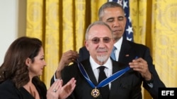 Gloria Estefan y su esposo, Emilio Estefan, reciben la Medalla de la Libertad de manos del presidente Barack Obama.