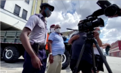 Equipo de prensa extranjera confrontado por la policía cuando intentaban filmar en San Isidro.