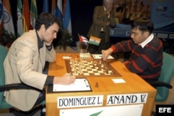 Torneo de Linares, España. Domínguez se enfrenta al indio Viswanathan Anand, quien fue Campeón Mundial entre 2000 y 2002).